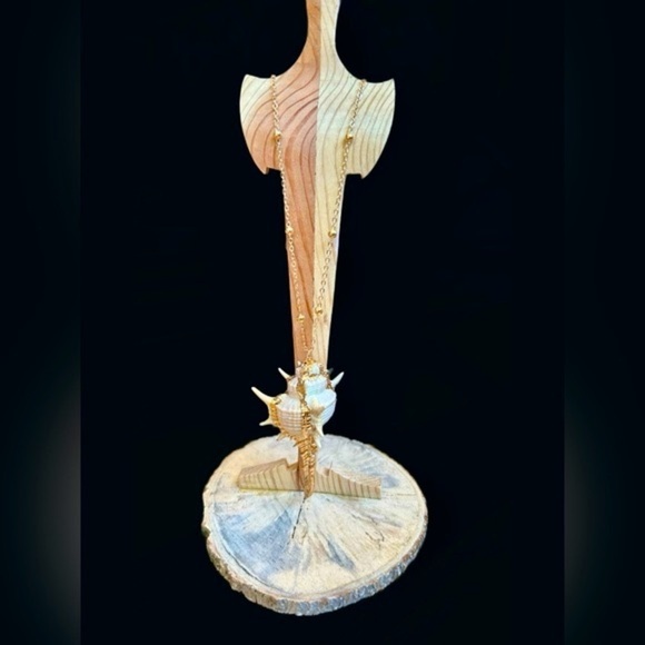 Boutique Beachy Conch Shell Pendant Necklace with Gold-Toned Cable Chain - Picture 7 of 13